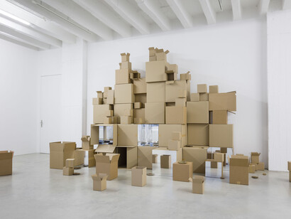 Hreinn Friðfinnsson, Hulduklettur, 2017, Cardboard boxes, mirrored aludibond, plastic, wood, fossile ammonites, Swarovski crystals, Fine art inkjet printon aluminium c-prints framed, Dimensions variable; Courtesy the artist and Galerie Nordenhake Berlin / Stockholm; Photo: Gerhard Kassner