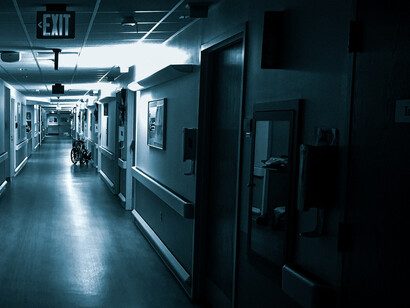 Pasillo de un centro hospitalario con habitaciones y material sanitario