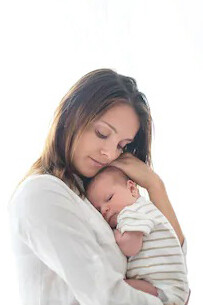 Researchers came to a very interesting explanation, that mothers prefer to keep their babies on the left because it is the part where the heart is and, in this position, the babies would feel it beating