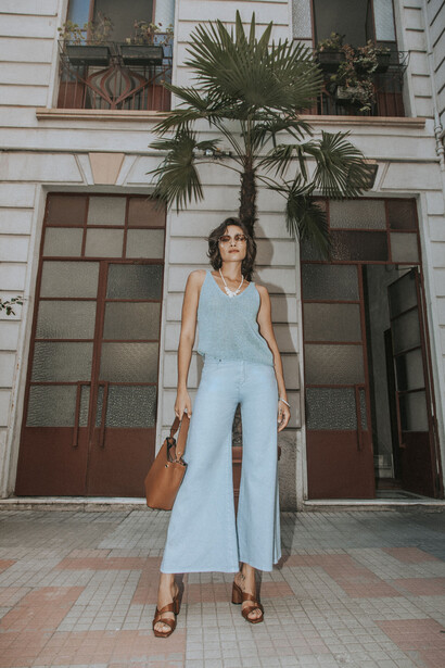 Bell Bottom Crop: Versione cropped del classico pantalone bell bottom, si contraddistingue per la parte finale leggermente svasata, poco sopra la caviglia