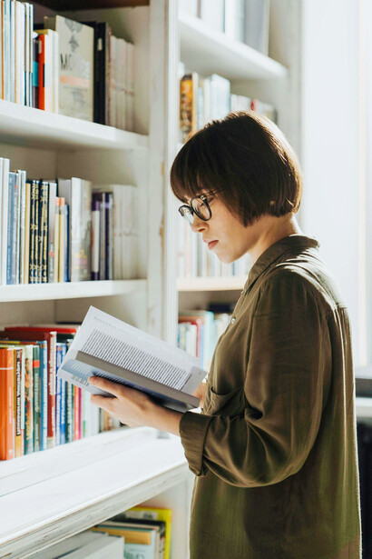 Mujer disfrutando de la lectura de un nuevo libro