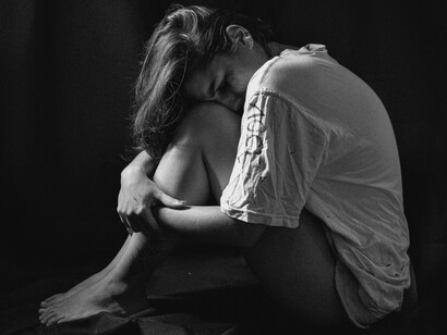 Imagine uma mulher que se vê como alguém “fora de forma” e sem energia. Ao acreditar que é “assim mesmo”, pode acabar adotando hábitos que confirmam essa autoimagem, como evitar atividades físicas e se alimentar de maneira desleixada