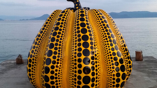 Yayoy Kusama. Installazione a Naoshima, 2013