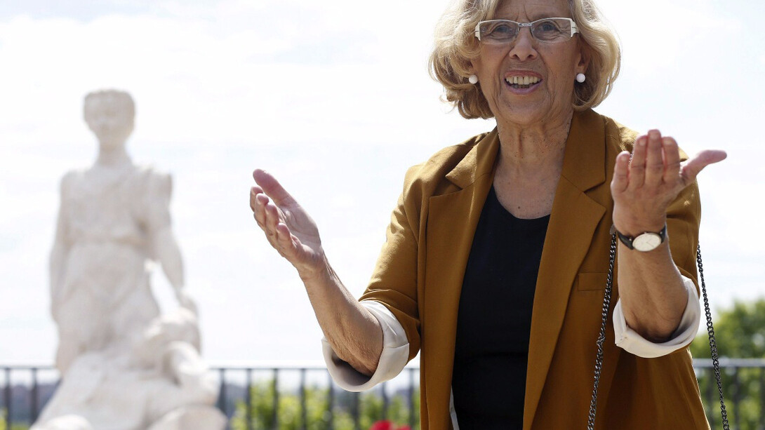 La nueva alcaldesa de Madrid, Manuela Carmena, ante la estatua de la Cibeles
