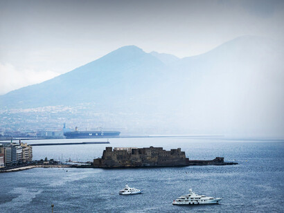 Golfo di Napoli, Italia, una delle ambientazioni del film 'Parthenope' di Paolo Sorrentino
