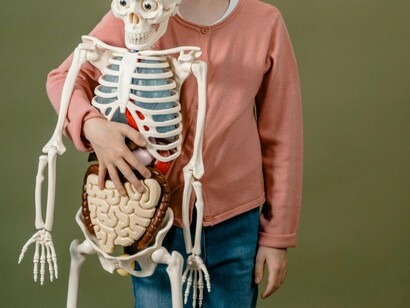 Durante muito tempo, a medicina procurou causas estruturais ou inflamatórias para explicar o desconforto digestivo persistente. Hoje, sabe-se que muitos desses quadros pertencem ao campo da gastroenterologia funcional, onde a forma como o intestino reage aos estímulos é tão importante quanto a presença — ou ausência — de lesões visíveis. É nesse contexto que o conceito de FODMAPs ganha relevância clínica e prática