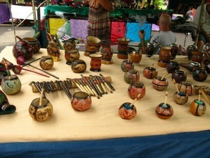 Recipientes para beber mate en la feria hippie de La Plata, Argentina. Foto: Marcela Pagano