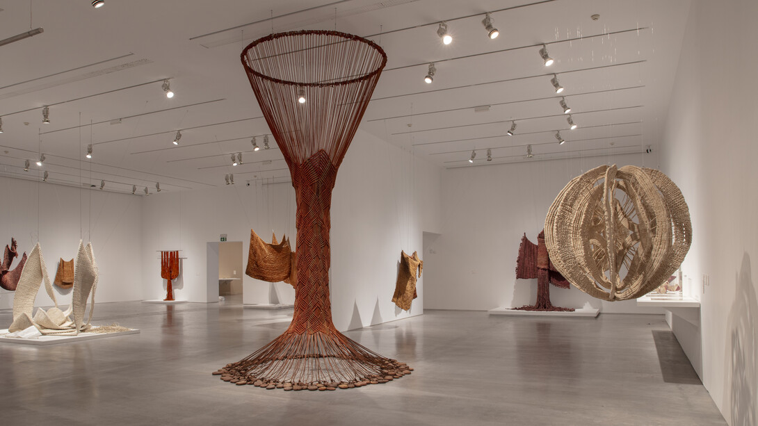 Aurèlia Muñoz, Entes, vista de exhibición. Cortesía del Museo Nacional Centro de Arte Reina Sofía