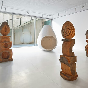 Thomas Houseago, Journey, exhibition view. Courtesy of Xavier Hufkens