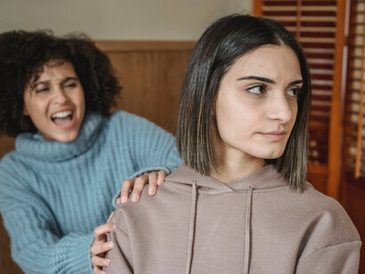 Due persone litigano in una stanza: prima di parlare bisogna ascoltare.
Nessuno ha sempre ragione, neanche io. Ascolto con onestà e apertura