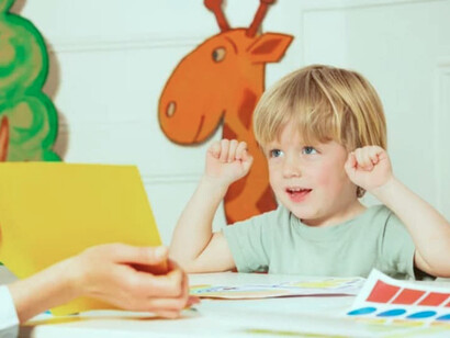 Niño con Trastorno del Espectro Autista trabajando con un terapeuta