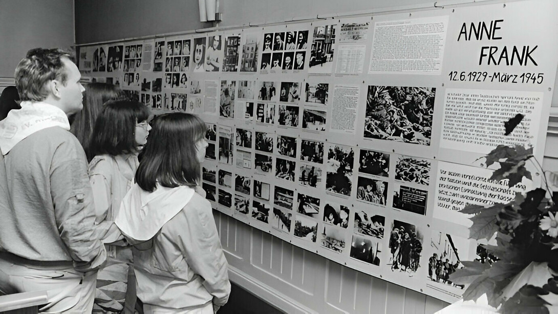 Con motivo del Día de la Iglesia, jóvenes visitan la exposición “Vida judía” en la cual se recordó a Ana Frank. Salón parroquial de la Iglesia Sofía, 25 de junio de 1987, Berlín, Alemania