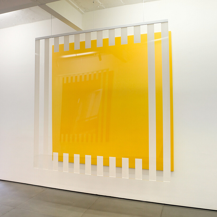 Daniel Buren, Cores, luz, projeção, sombras, transparência: obras situadas yellow, 2015, madeira, acrílico e vinil, adesivado, 200 x 200 cm