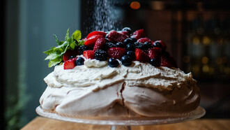 La pavlova es un postre elegante y ligero que ha conquistado paladares en todo el mundo