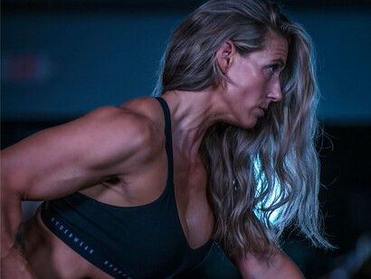 Mulher executa exercícios de fortalecimento muscular. A preparação física não é apenas um complemento, mas um pilar essencial para quem deseja competir no mais alto nível