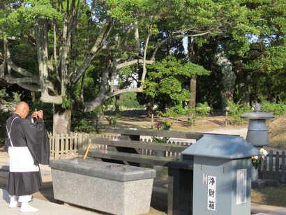 Un monje reza frente al Montículo funerario conmemorativo de la bomba atómica en Hiroshima, Japón