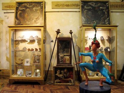 Parte dell’esposizione per la mostra “Cuori e Vanitas” con una vetrina dedicata ai cuori e una alle vanitas, dipinti del Seicento e, tra le vetrine, una composizione dell’artista Alex Papetti. In primo piano “Ballerina dal cuore grande” dell’artista Claudio Colaone