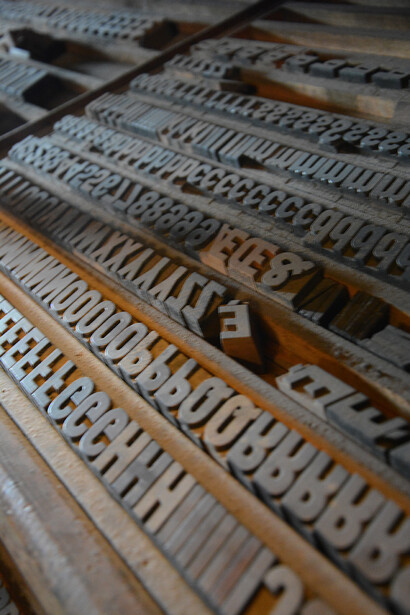 Imprimerie. La pagination avec les intertitres et les sous-titres, et le chapô, afin de permettre au paragraphe une lisibilité sans ou avec une accroche dans le texte ou en titre