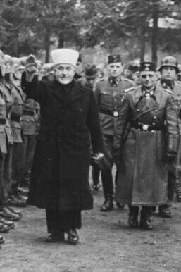 Amin Al Husseini junto a los SS voluntarios bosnios, noviembre de 1943