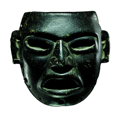 Maschera. Cultura Teotihuacan, Valle del Messico, Messico. Classico, 450-650 d.C. Serpentina verde scuro a superficie levigata. Altezza: 10,3 cm. Venezia, Collezione Ligabue
