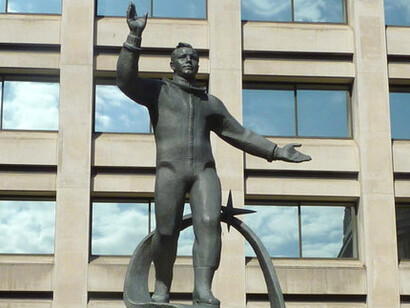 Estatua de Yuri Gagarin en Spring Gardens, como parte de una exposición organizada por el British Council, Westminster, Londres, Inglaterra