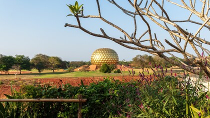 La città di Auroville si sviluppa attorno al Matrimandir, un grande tempio dorato che simboleggia la ricerca della coscienza universale. India