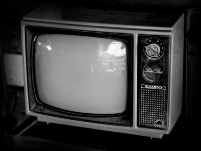 Negli anni Cinquanta e Sessanta, la televisione ha cambiato radicalmente il panorama informativo, permettendo alle persone di vedere eventi storici in diretta, come lo sbarco sulla Luna e le proteste per i diritti civili