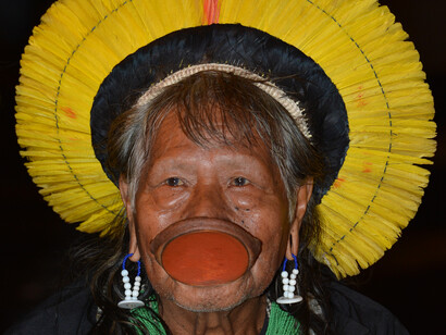 O Cacique Raoni Metuktire de origem étnica Caiapó, é um dos mais influentes líderes indígenas do Brasil atuando na preservação de políticas