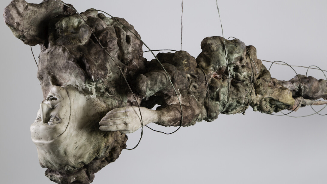 Enrico David, Gradazioni di un Lento Rilascio,
2015,
legno, rame, gesmonite, carta, pigmenti,
298 x 44 x 50 cm,
© Enrico David,
Ph. Richard Ivey,
Courtesy Michael Werner Gallery, New York and London / Collezione Maramotti, Reggio Emilia
