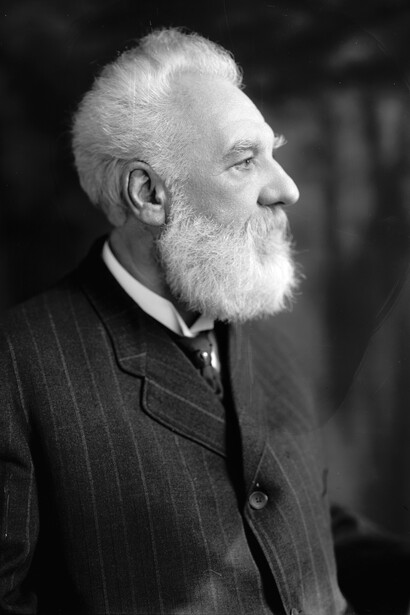 Figlio di un esperto di fonetica, Bell fu profondamente influenzato dalla comunicazione vocale fin da giovane