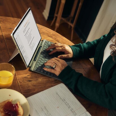 Alla fine della giornata restano le piccole gioie quotidiane, ma anche la domanda su quanto di noi siamo disposti a sacrificare per appartenere a un sistema