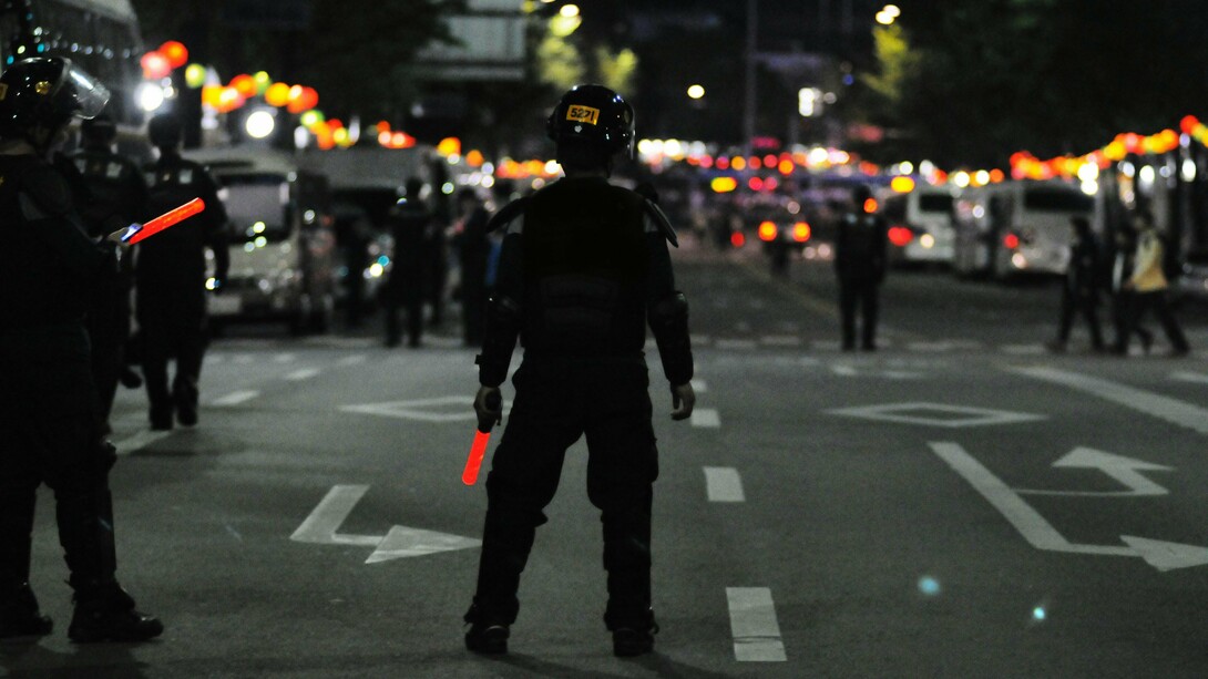 E os Direitos Humanos tinham espaço na polícia, e em todos os setores da vida pública. Com a morte do então presidente Samora Machel, o país entra para a Segunda República, liderada pelo presidente Joaquim Chissano. Com o passar do tempo, devido à falta de continuidade dos ideais do seu antecessor, houve um enfraquecimento da pujança por parte dos gestores ou comandantes da polícia, em continuar a manter o ritmo e a disciplina na polícia, sobre tudo na seleção de novos agentes da polícia e, aos poucos, ia-se assistindo ao assalto de autoridade na polícia.