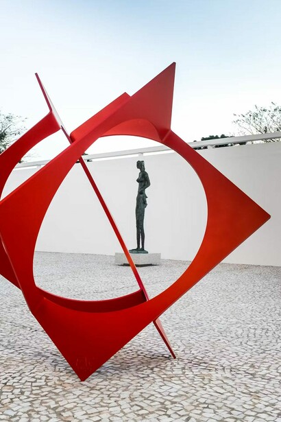 Patio de esculturas, vista de exhibición. Cortesía del Museu Oscar Niemeyer