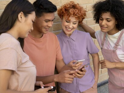 Amigos vidrados em seus smartphones. Com igual entusiasmo e interesses idênticos, despertamos guerras entre entretenimento com o qual se desconectará o mundo







