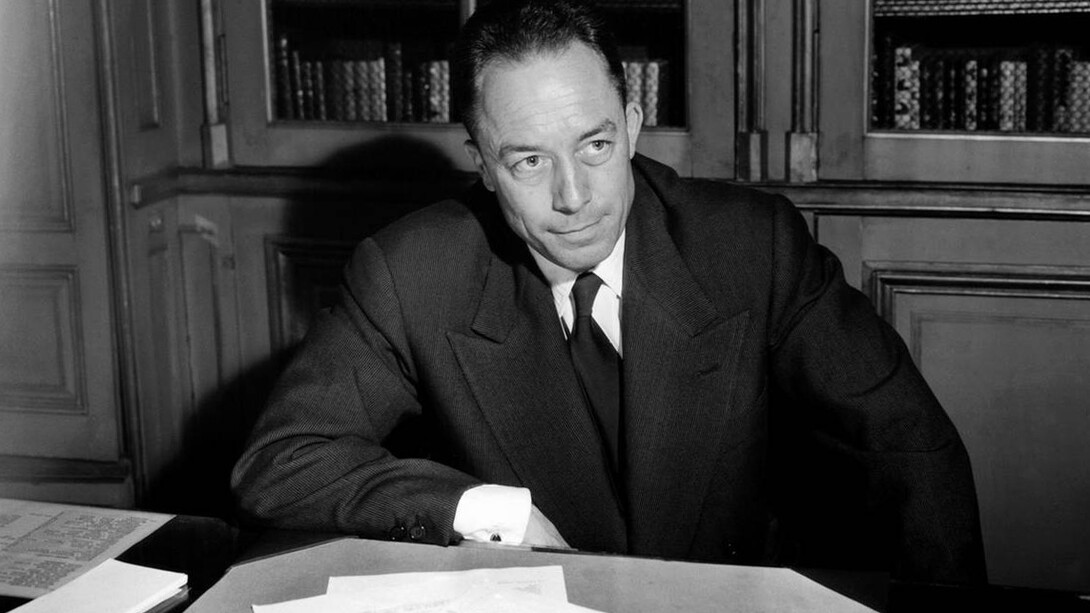 Albert Camus en su estudio