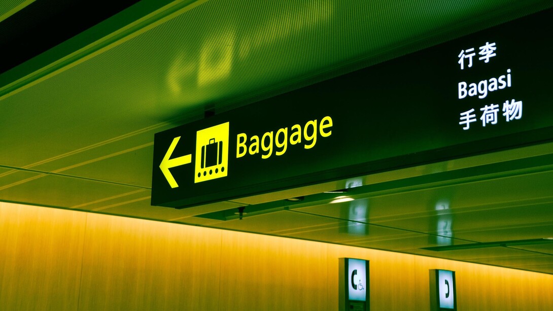 Letreiro de aeroporto escrito e traduzido em diferentes idiomas