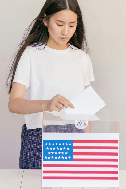 Stimmabgabe einer US-amerikanischen Bürgerin. Die Faktoren, die seine Wahl bestimmen werden, sind unter anderem der Zustand der Wirtschaft, der Preis für eine Gallone Benzin, die Inflation, die Lage des Arbeitsmarktes und die Steuerzahlungen
