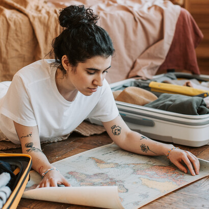 Helena olha mapa e decide para onde irá viajar