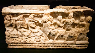 Urna cineraria con relieve de Ulises y las sirenas, alabastro, segunda mitad del silgo II a. C., Museo Etrusco Guarnacci, Volterra, Toscana, Italia