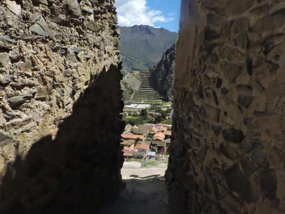 Las calles de Ollantaytambo conservan el encanto de un antiguo pueblo andino, rodeado por montañas que parecen custodiar cada rincón