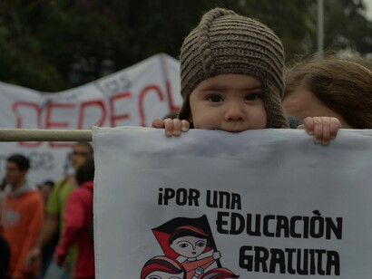 En muchos de los países del planeta los bienes públicos citados aparecen como garantías constitucionales reconocidas y financiadas por el Estado con un sello de solidaridad