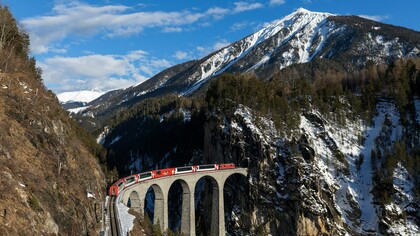 La pregunta que se planteó durante la Cumbre de la Tierra de 1972 sigue sin respuesta: ¿Cuánta gente puede soportar el planeta Tierra? RhB Ge 4-4 II 614, el Glacier Express, en el viaducto de Landwasser, Suiza