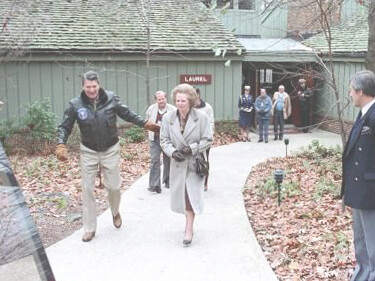 Ronald Reagan recibe a Margaret Thatcher en Camp David en 1986