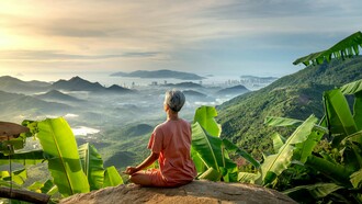 Uma mulher medita no alto da montanha enquanto o céu se dissolve entre luz, mar e cidade. Nem toda quietude visível significa silêncio por dentro. Sentada sobre a pedra, ela contempla o horizonte entre montanhas e o mar. Há respirações que atravessam paisagens inteiras sem conseguir alcançar a própria paz. Às vezes, o maior esforço da vida é simplesmente permanecer enquanto os pensamentos fazem barulho