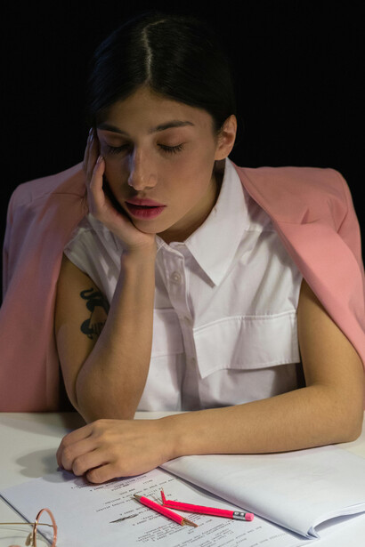 As aptidões emocionais ajudam a gerenciar emoções e promover resiliência, fortalecendo as relações interpessoais e criando um ambiente de trabalho mais harmonioso