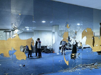 Depredação resultante dos atos golpistas de 8 de janeiro de 2023, em Brasília, Brasil. Discursos como o de Nikolas Ferreira, um parlamentar que se tornou conhecido por sua retórica moralista e ataques a minorias, também mostram como figuras públicas, ao invés de promoverem a pluralidade e o debate saudável, muitas vezes fomentam a intolerância e o ódio