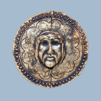 Jaryłła, dio slavo della fertilità, della giovinezza e della rinascita, raffigurato come un giovane uomo a cavallo con una corona di fiori in testa e uno scudo solare in mano. Nella cultura popolare slava, la sua festa si celebra il 20 marzo ed è chiamata Jarymi Godami