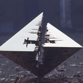 Arnaldo Pomodoro, Colpo d’ala, 1984  bronzo, 150 x 180 x 208 cm (foto Carlo Orsi). Courtesy of Palazzo Reale