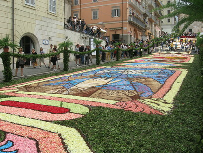 Genzano, Italia. Tapiz de flores con motivo de la Infiorata