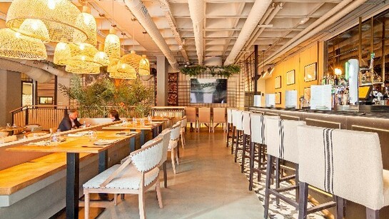 Marieta juega con los distintos ambientes del local, muy industrial en contraste con el toque clásico que da la madera, y la calidez de  plantas e iluminación